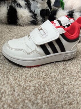Adidas 7.5 toddler shoes